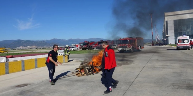 Balıkesir Kocaseyit Havalimanı’nda Deprem ve Yangın Tatbikatı Yapıldı Balıkesir Kocaseyit Havalimanı’nda Deprem ve Yangın Tatbikatı Yapıldı